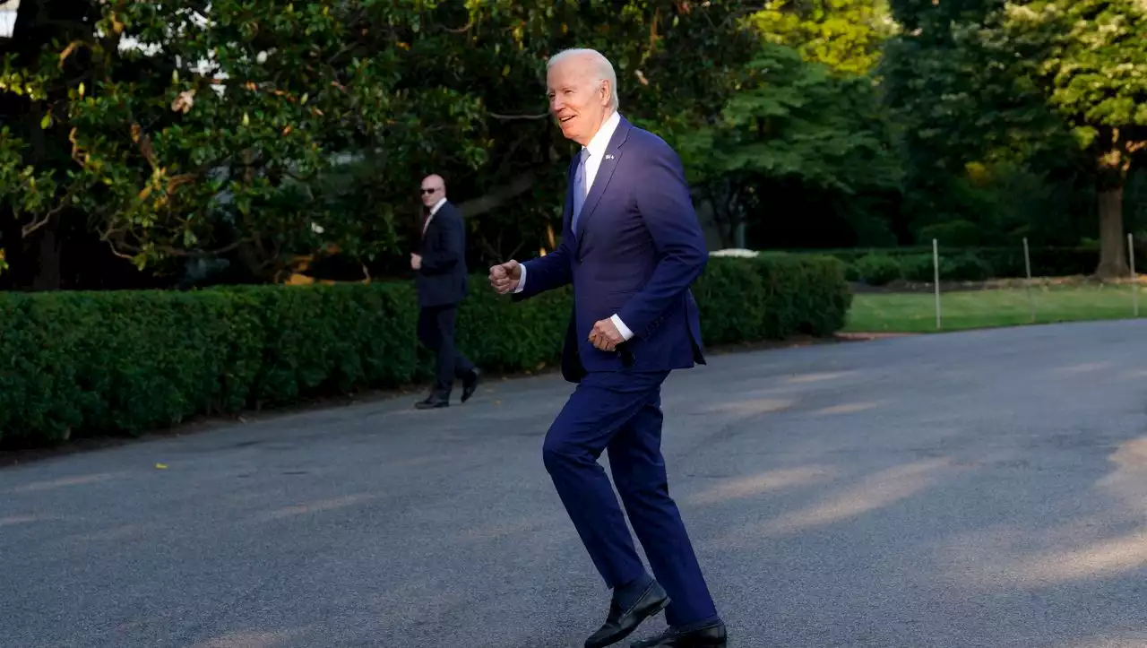 Joe Biden stürzt auf Bühne: Ein Sandsack und Trippel-Tipps von Donald Trump