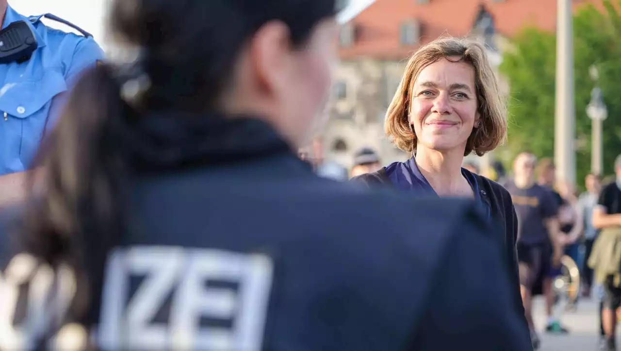 Polizei hält Landtagsabgeordnete auf Demo in Leipzig fest