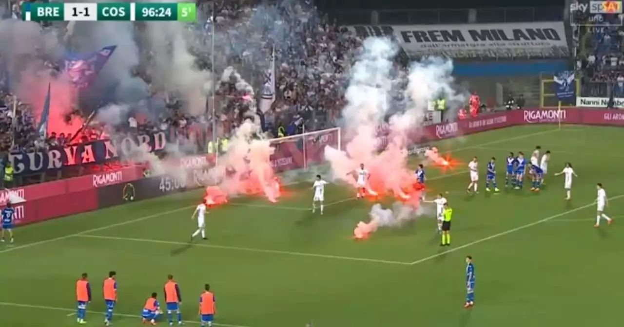 Video: ataque con bengalas de los barras y se suspendió el partido