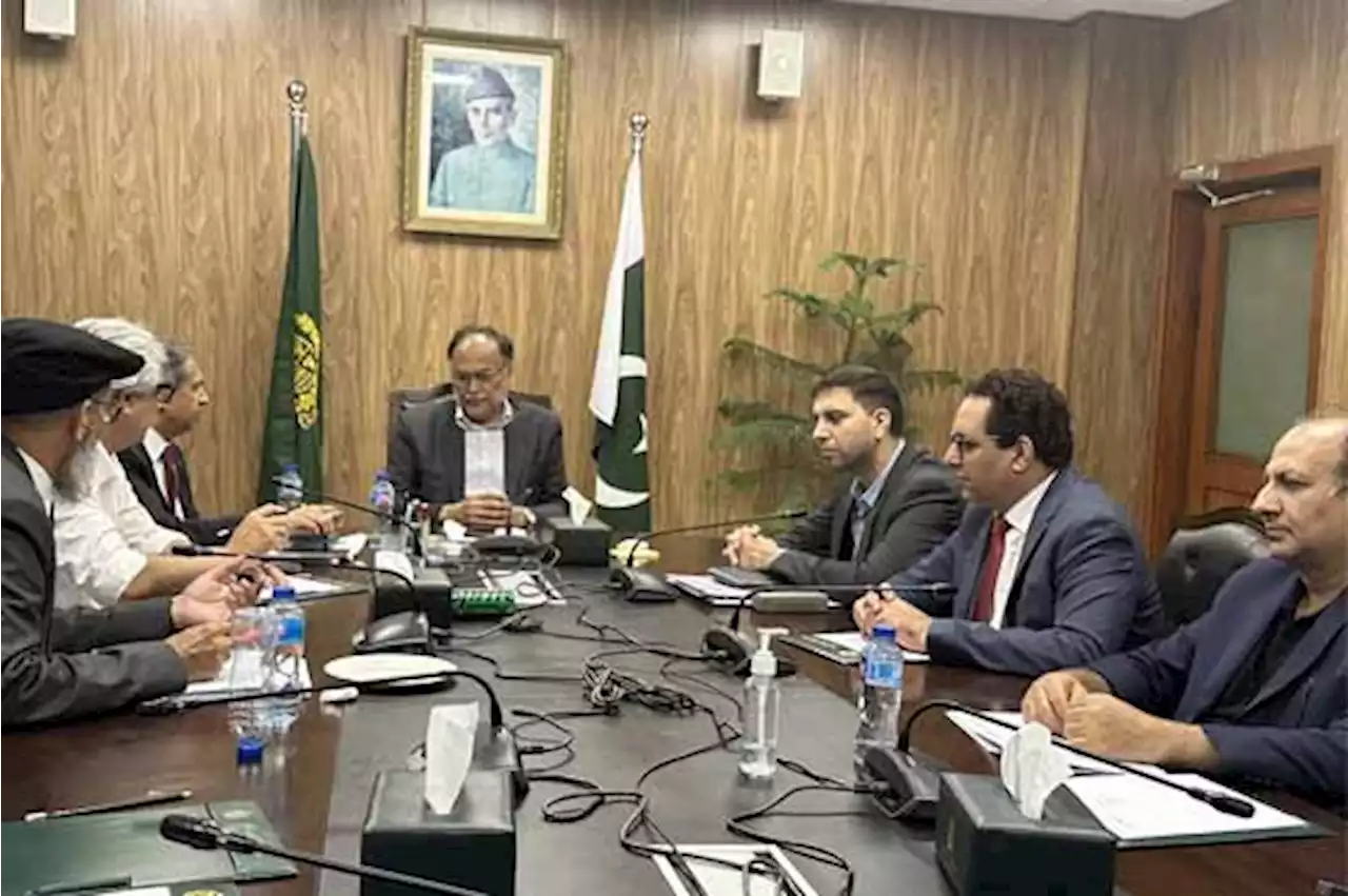 پی ٹی آئی نے ریکارڈ قرضے لے کر پاکستان کو معاشی دلدل میں پھنسایا، احسن اقبال