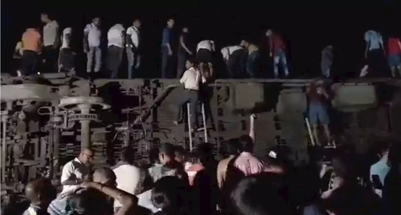 Reportan al menos 30 muertos por choque de trenes en la India