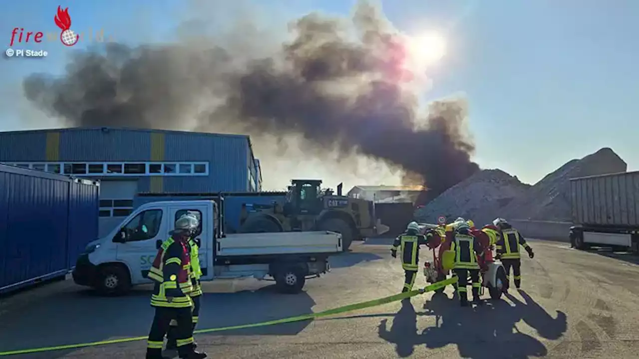 D: Großalarm für die Feuerwehren der Samtgemeinde Oldendorf-Himmelpforten → Brand auf Gelände eines Recyclingunternehmens