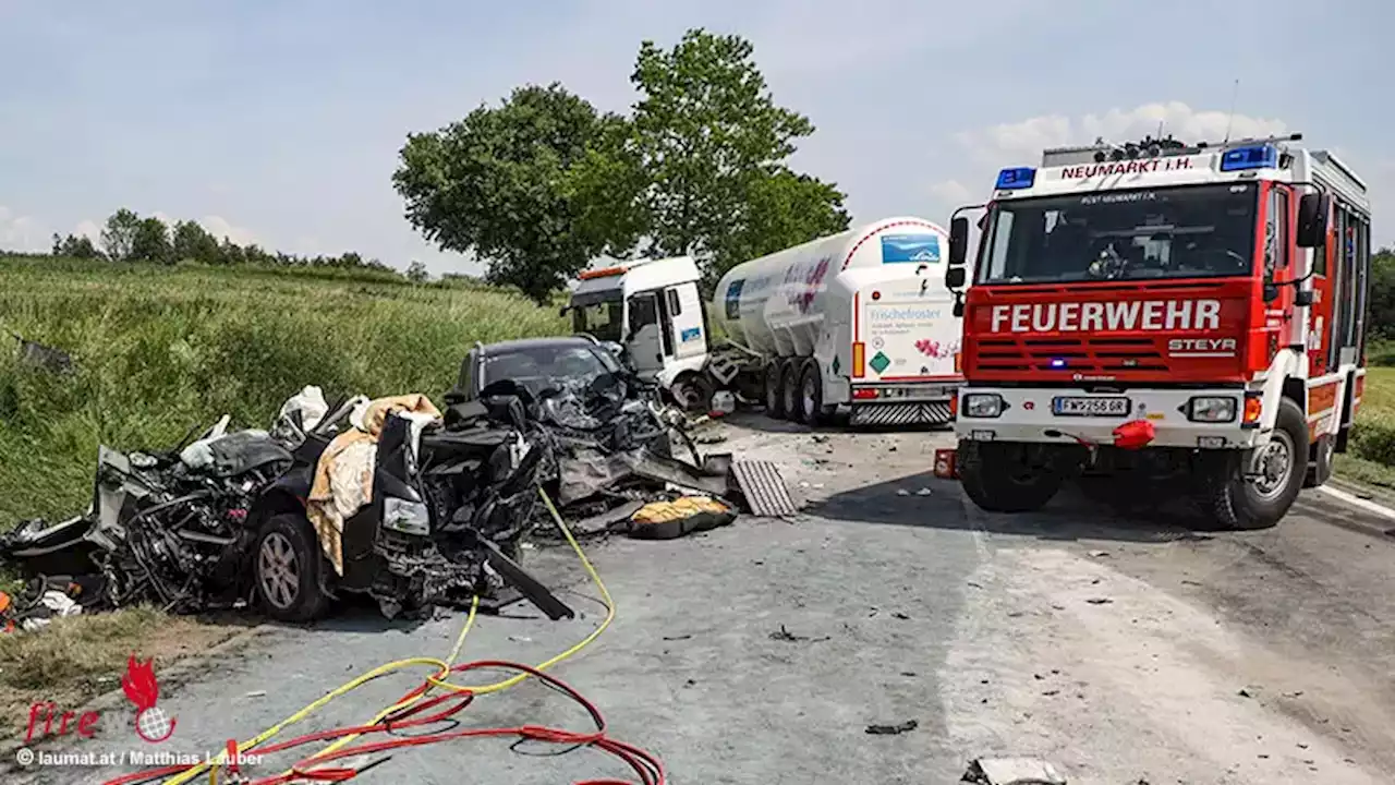 Oö: Zwei Pkw und Gefahrgut-Lkw in schwerem Unfall auf B 137 bei Kallham involviert → junger Mensch getötet