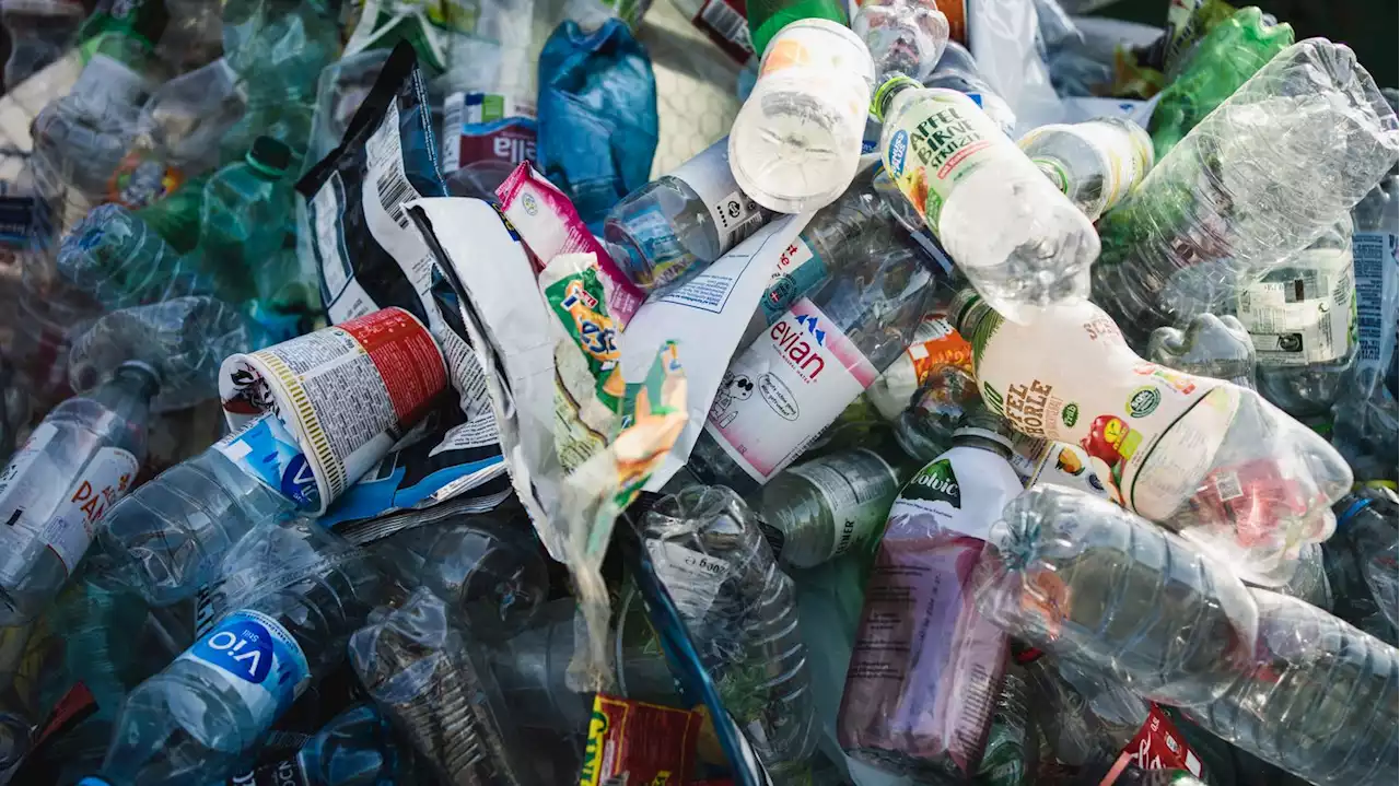 Traité contre la pollution plastique : une 'première version' du futur texte doit être rédigée d'ici novembre