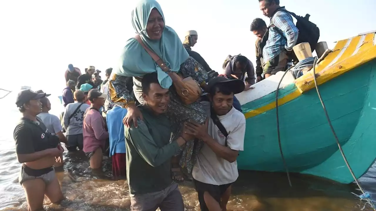 Mengais Rezeki di Pelabuhan Jangkar, Situbondo