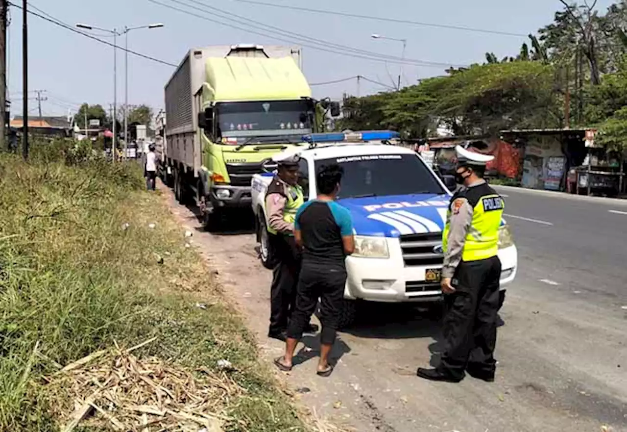 Parkir di Bundaran Apollo Gempol, Delapan Truk Ditilang