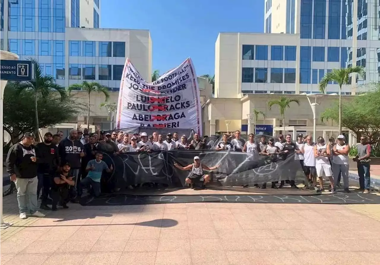 Torcidas organizadas do Vasco cessam protestos até clássico contra o Flamengo