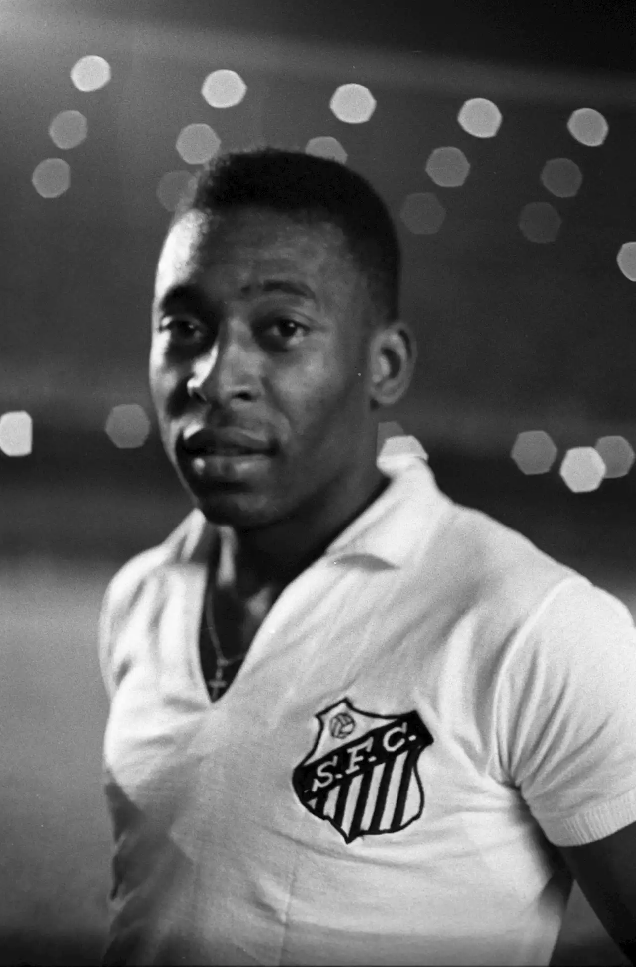 Camisa usada por Pelé em 1968 será leiloada para custear tratamento de Alzheimer; entenda