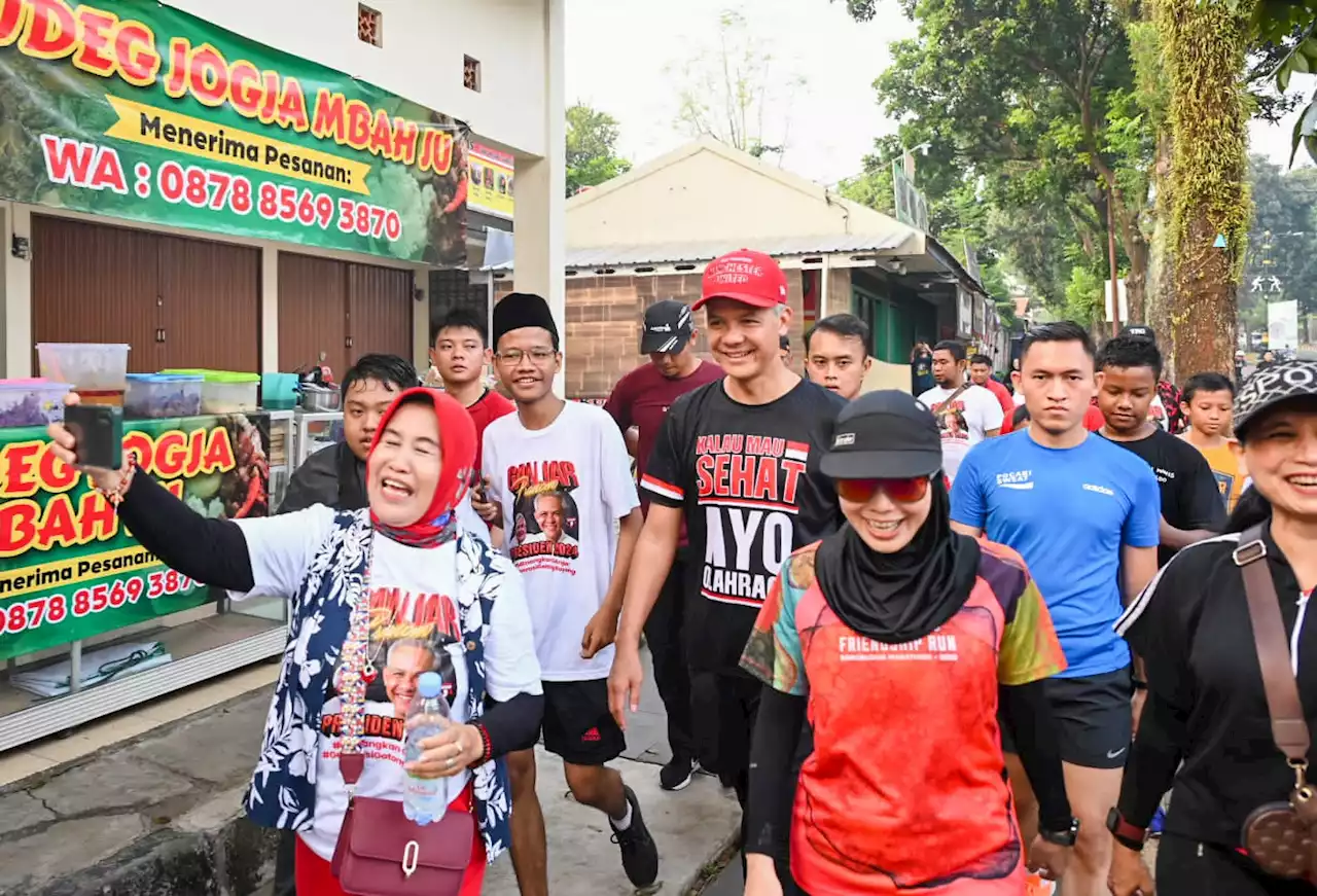 Ganjar Pranowo Lari Pagi Bareng Istri di Stadion Pakansari