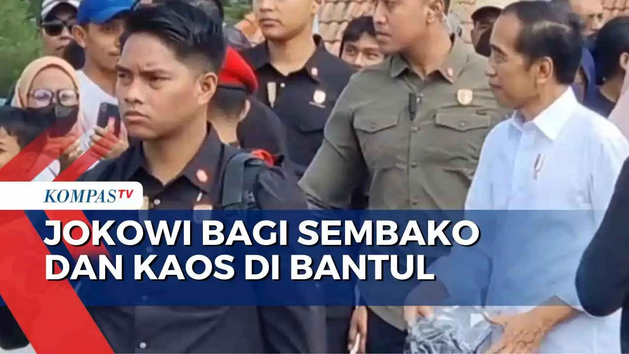 Antusiasme Ratusan Warga Bantul saat Presiden Jokowi Bagi Sembako dan Kaos