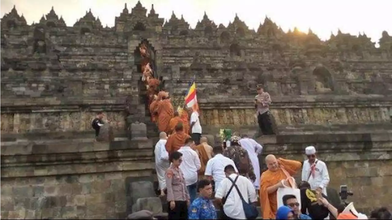 Momen 33 Biksu dari Thailand Tiba di Candi Borobudur, Terkesan dengan Keramahan Masyarakat