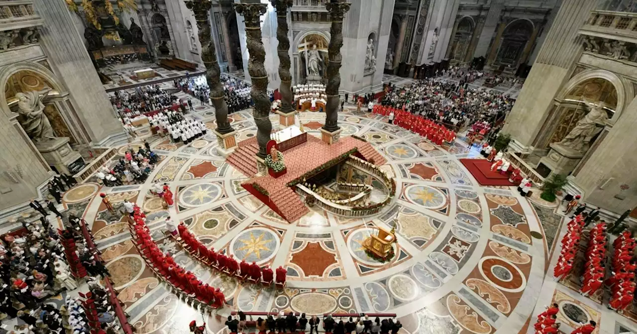 Mann zieht sich auf Altar des Petersdoms nackt aus