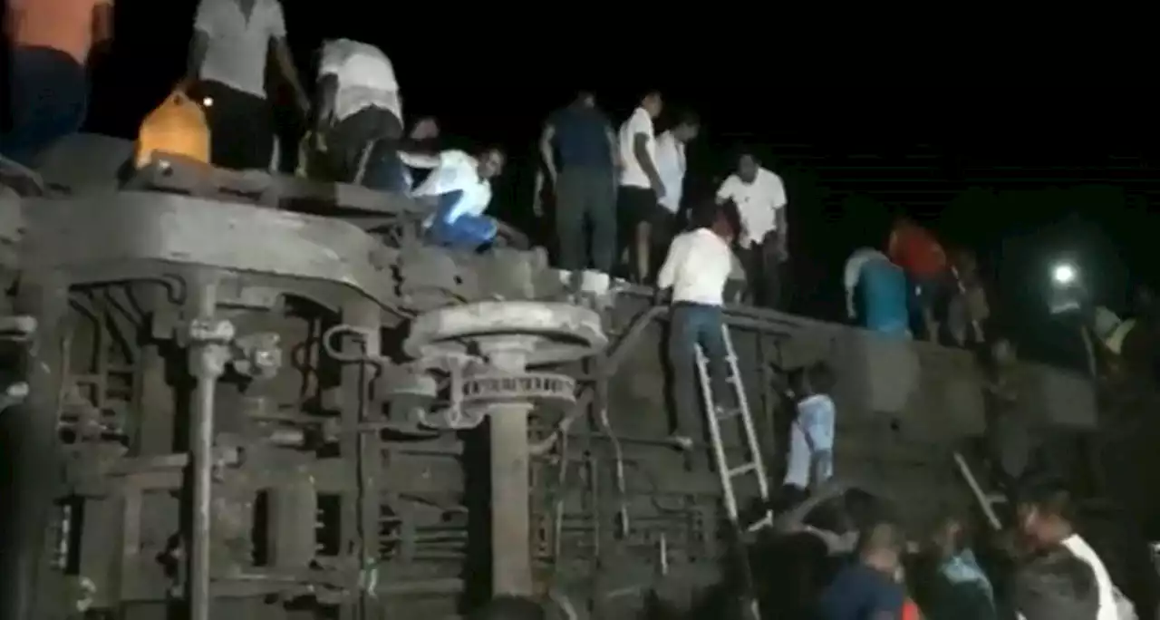 Al menos 50 muertos y 300 heridos tras un choque entre trenes de pasajeros en Odisha, al este de la India