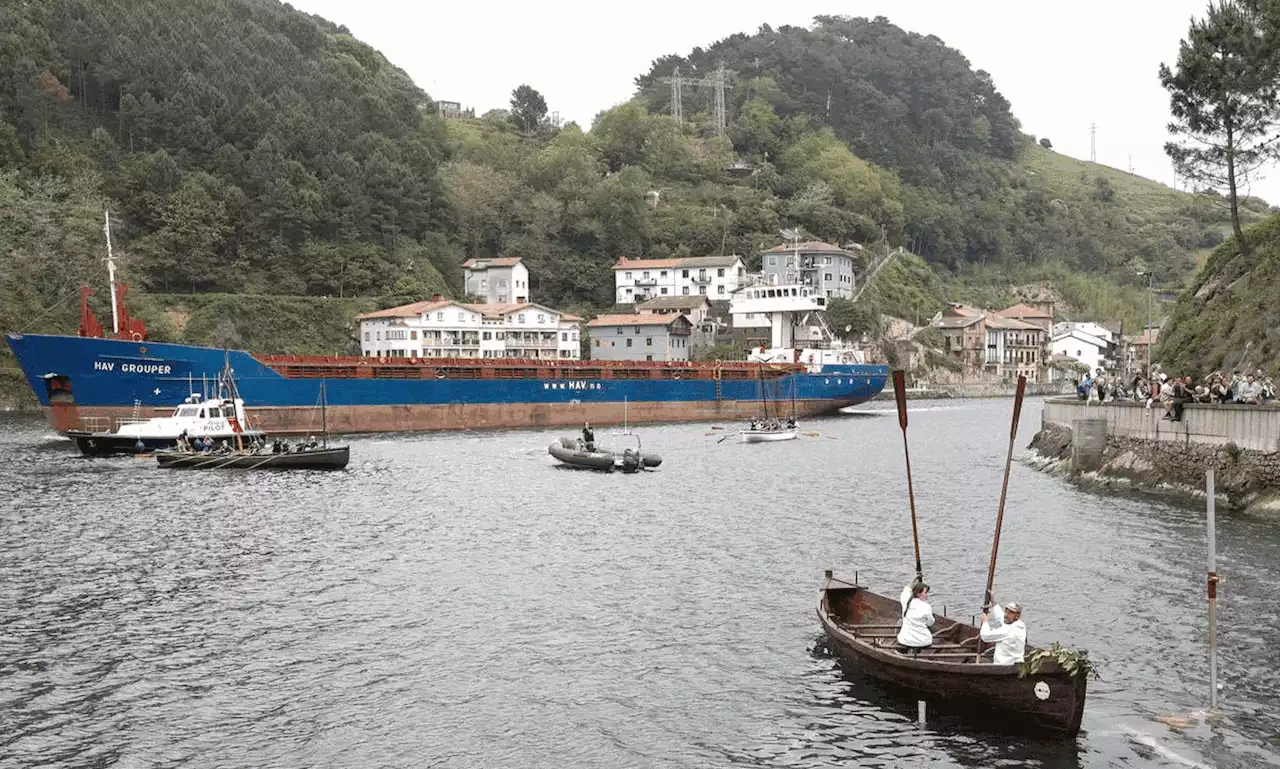 La txalupa de chocolate de Albaola y Gozoa sale a flote