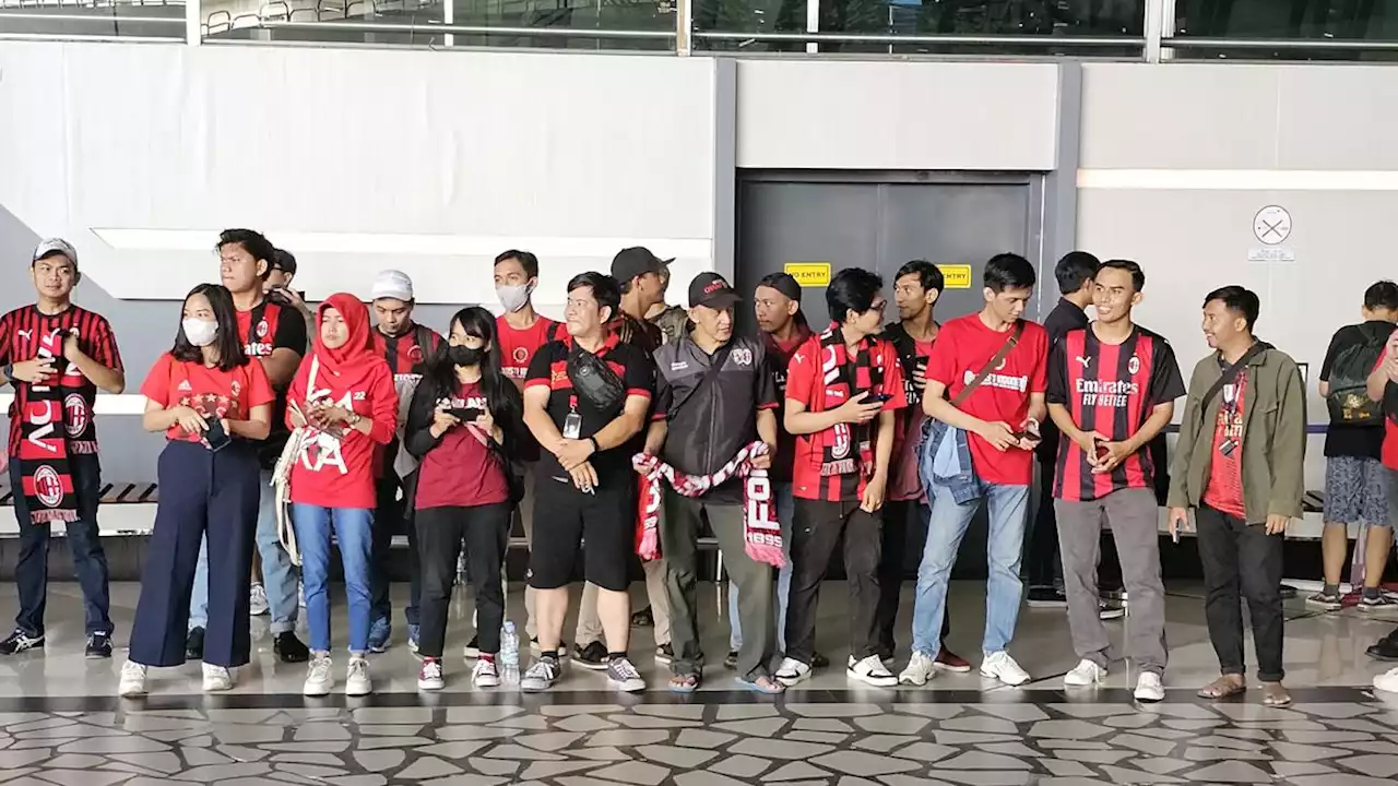 Puluhan Milanisti Indonesia Sambut Kedatangan Kaka di Bandara