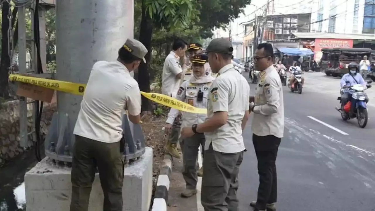 Satpol PP Segel Tower BTS Tidak Berizin Di Jakarta Utara