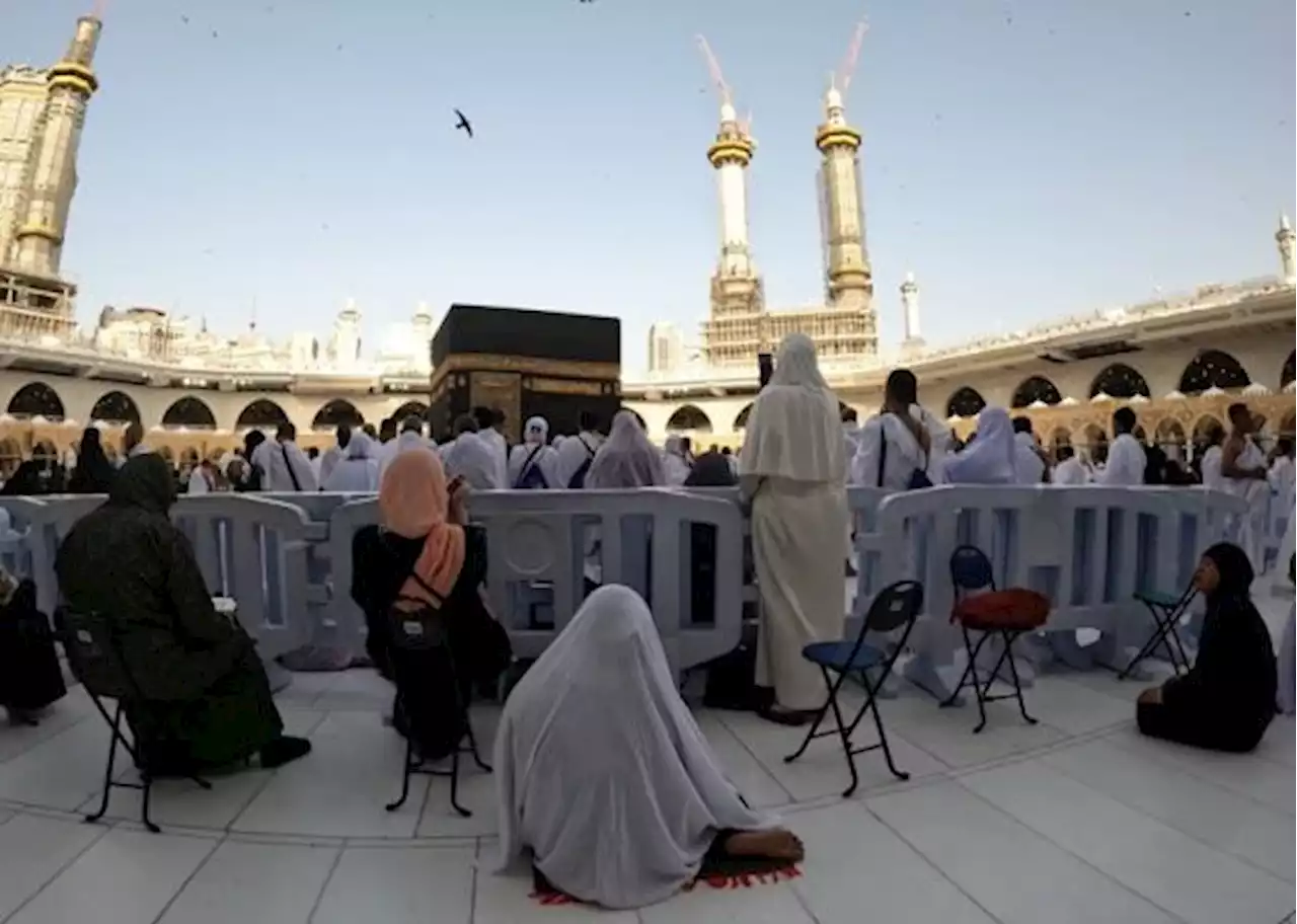 Jemaah Haji Salat Jumat Pertama di Mekkah