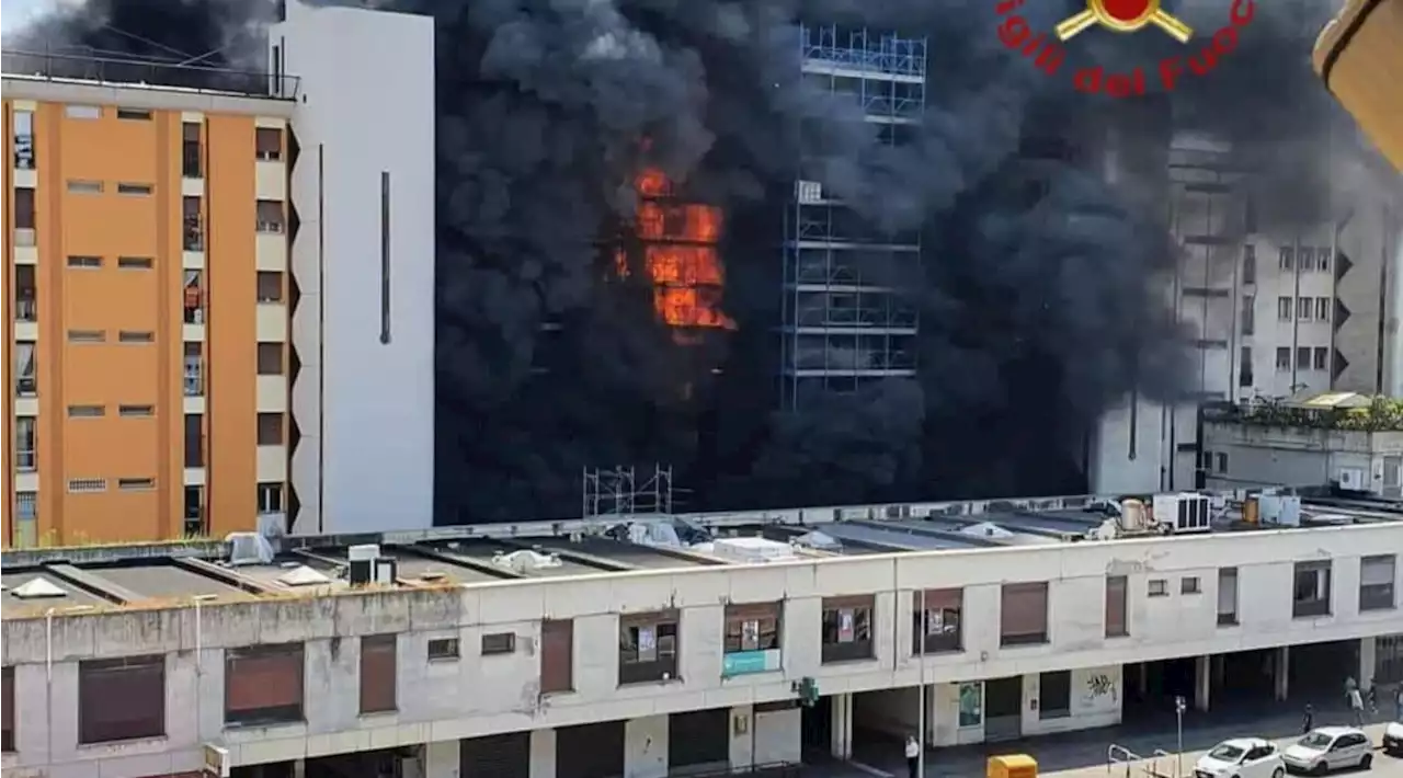 Roma, a fuoco palazzo in ristrutturazione a Colli Aniene: un morto e diversi feriti