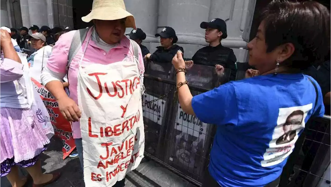 Madres de reos se encadenan a vallas de Palacio de Gobierno en Edomex