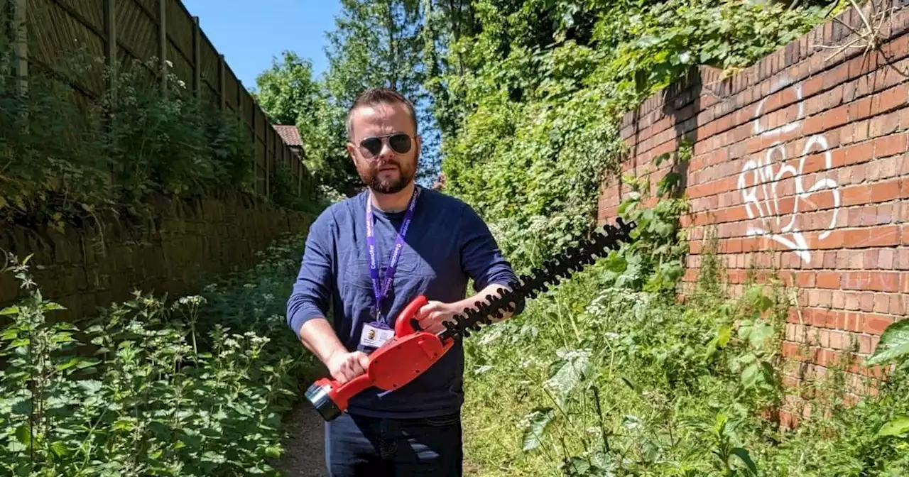 'Impassable' Nottinghamshire footpath so overgrown parents complained