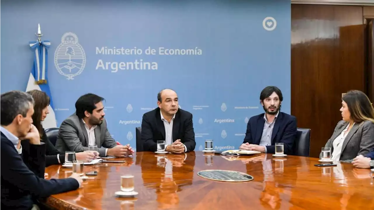 El Gobierno negocia con fondos comunes de inversión un canje de deuda