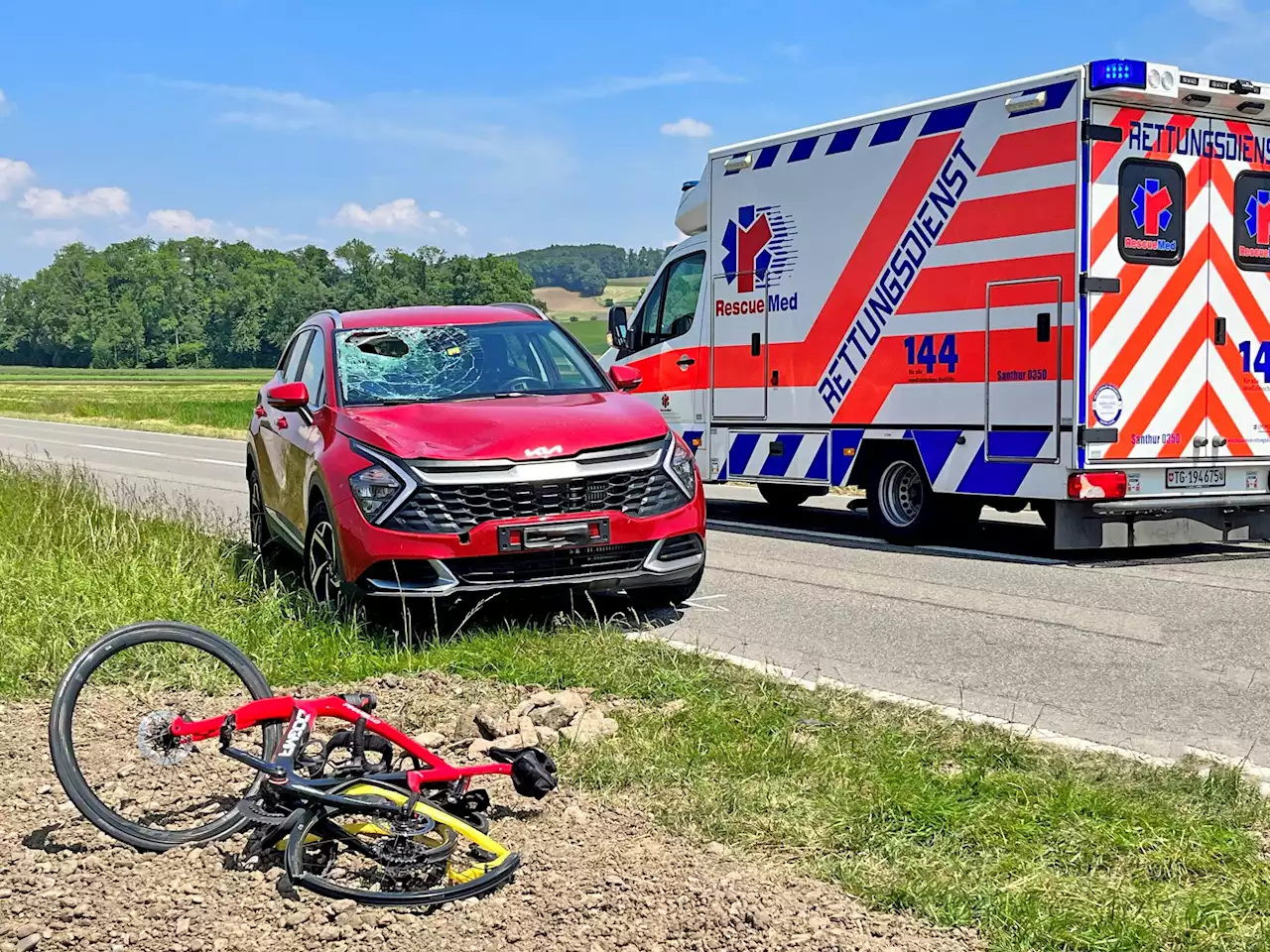 Hörhausen TG: Velofahrer (81) schwebt nach Crash mit Auto in Lebensgefahr