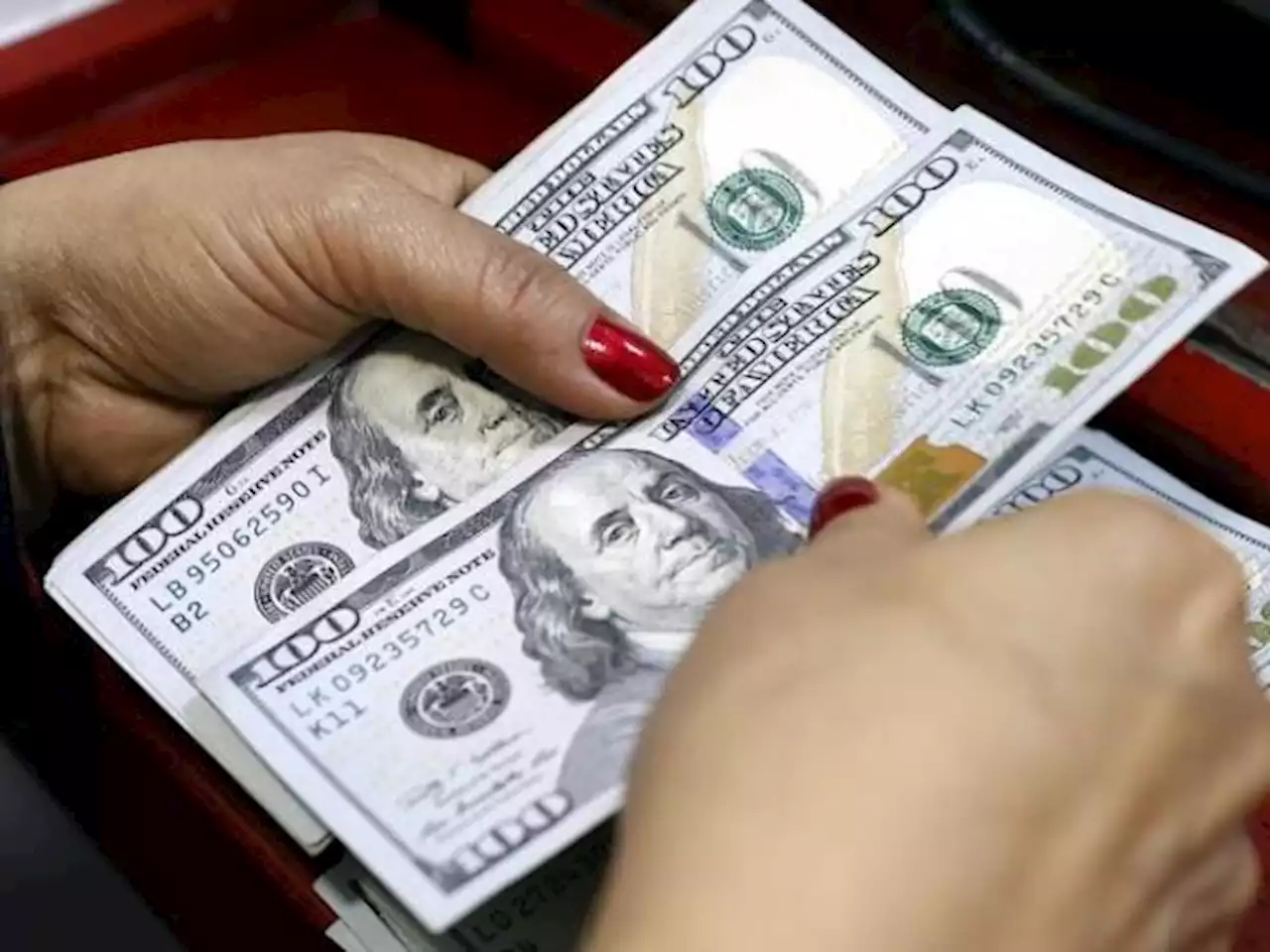 Dólar cae con fuerza y se negocia por debajo de $4.400 este viernes