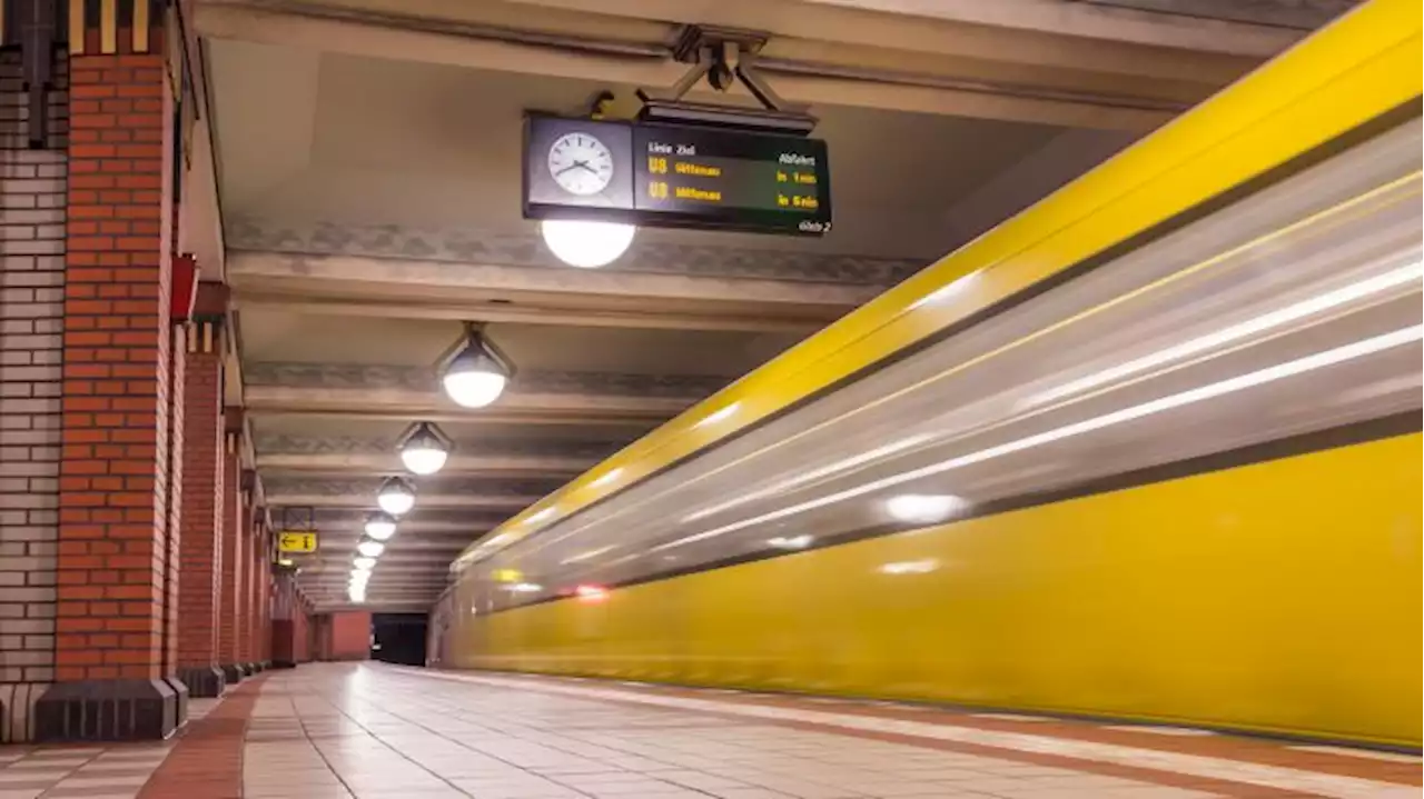 Fahrgast in Gleisbett von Berliner U-Bahn gestoßen