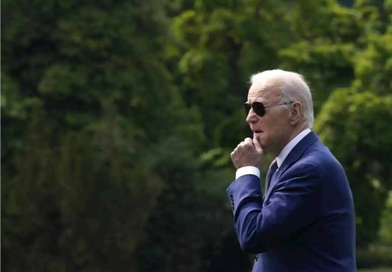 Presiden AS Joe Biden Terjatuh Saat di Atas Panggung |Republika Online