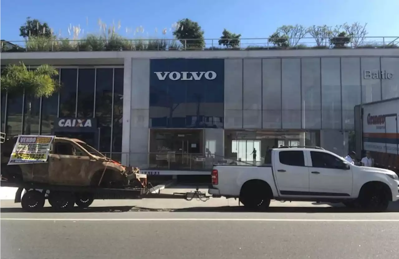 Carro de luxo pega fogo e dono desfila com modelo para cobrar montadora