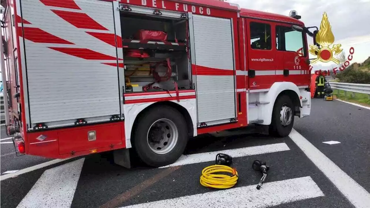 Incendio in autostrada: veicolo in fiamme