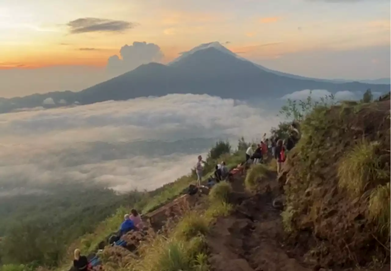 Cegah Wisatawan Asing Berulah, Gubernur Koster Larang Pendakian Gunung di Bali