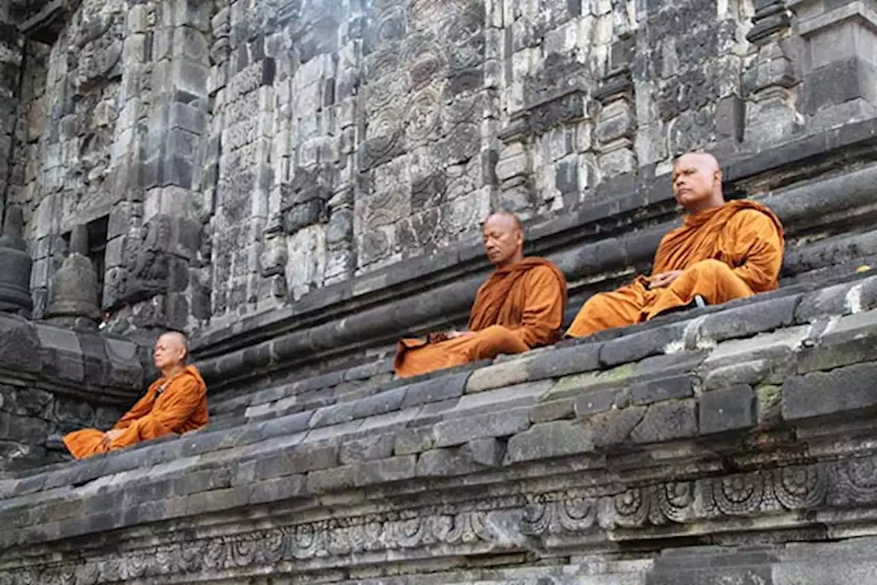 Kunjungi Candi Prambanan & Sewu, Biksu Thudong Melihat Jejak Hindu-Buddha