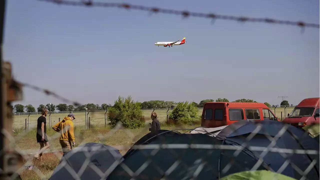 Systemkampf in Schönefeld: Aktivisten protestieren gegen Ausreisezentrum am Flughafen Berlin-Brandenburg