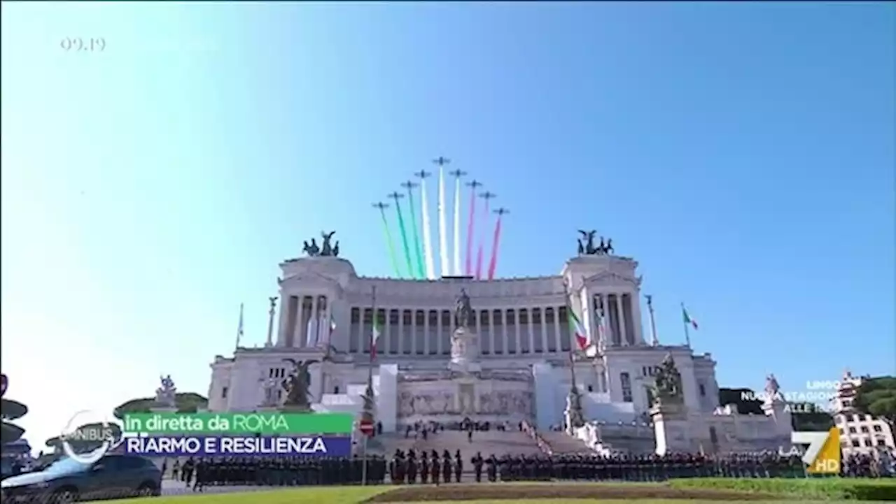 Festa della Repubblica, le frecce tricolori sorvolano l'Altare della Patria