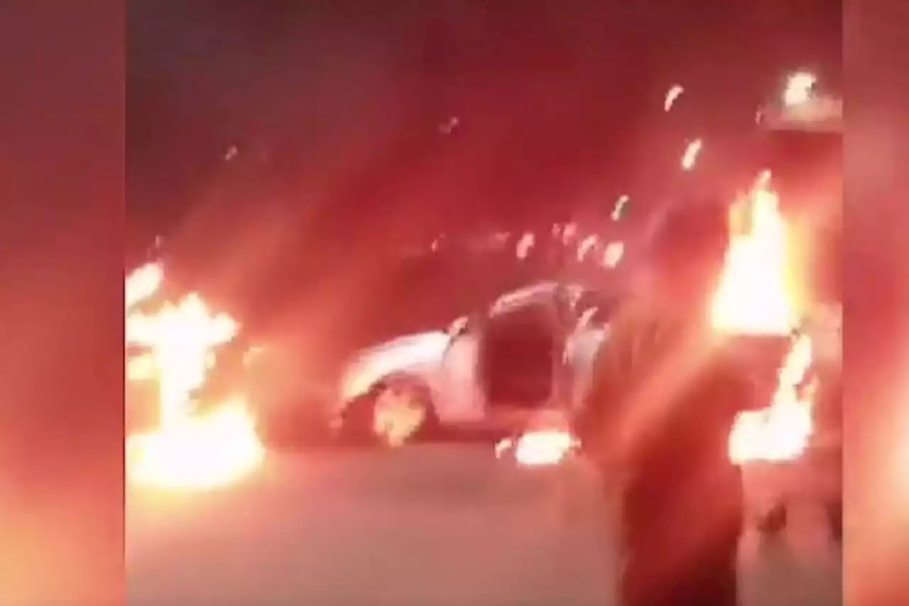 WATCH: Uber and Bolt e-hailing cabs torched in Soweto | The Citizen