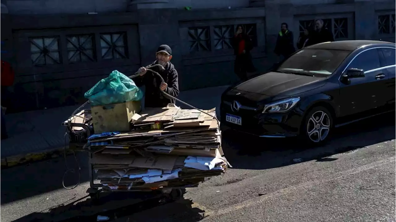 “El paseo del carro”, una avenida que separa a los cartoneros del shopping más lujoso de la ciudad