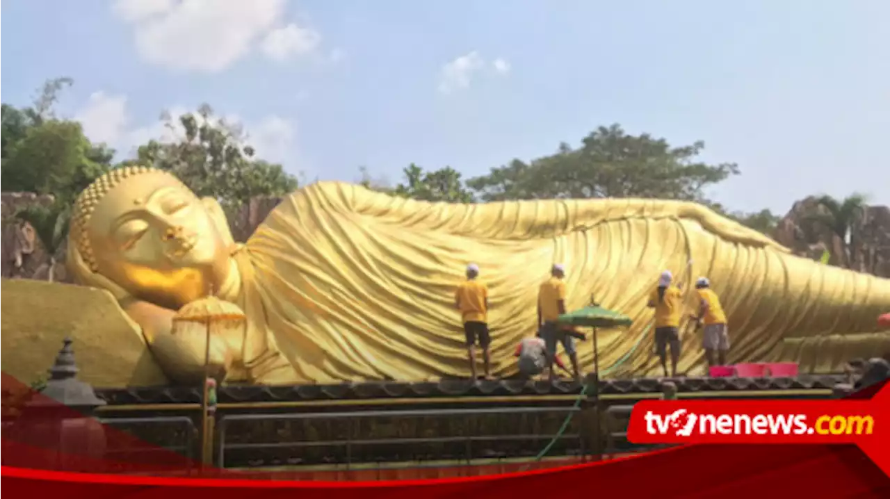 Toleransi Beragama, Prosesi Memandikan Patung Buddha Tidur di Mojokerto Libatkan Umat Muslim