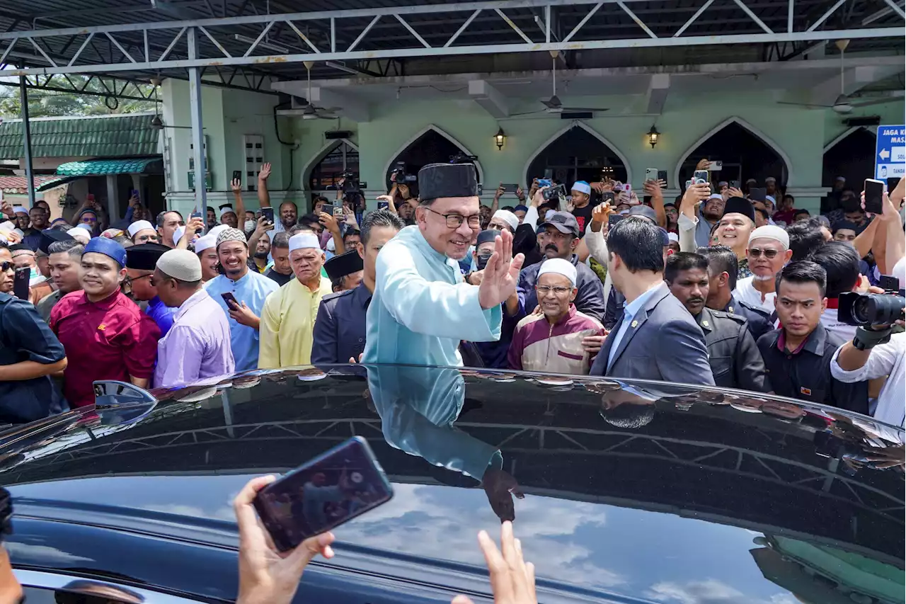 Anwar solat Jumaat di Semenyih