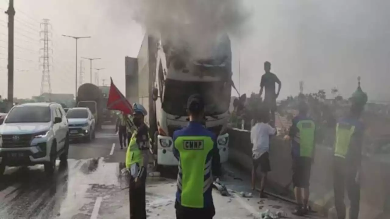 Detik-detik Truk Boks Kebakaran di Tol Wiyoto Wiyono