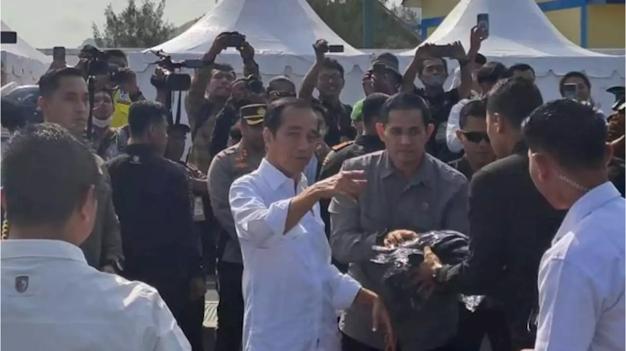 Jokowi Bagi-bagi Sembako dan Kaos Usai Resmikan Jembatan Kretek II