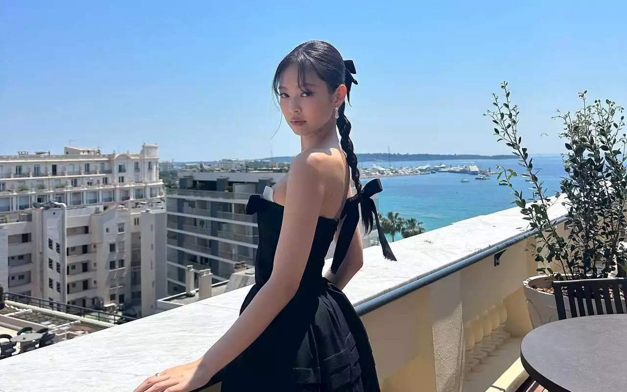 Jennie Bikin Fans Terpikat Tampil Elegan Serba Hitam Dengan Stocking di Acara Chanel Tokyo