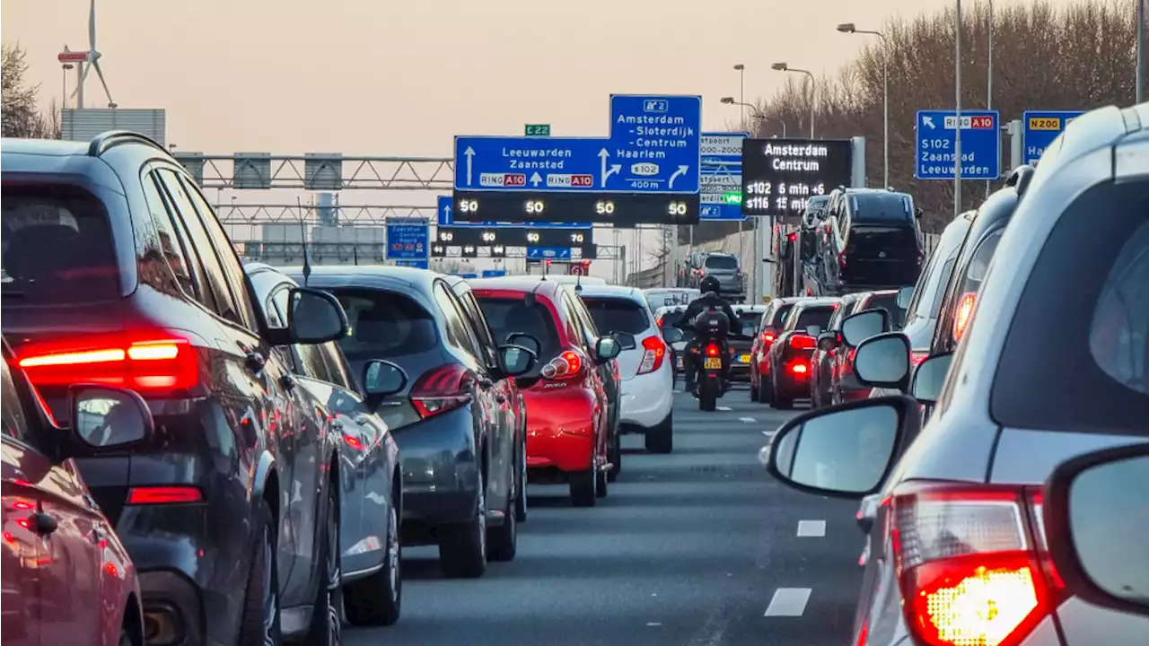 Vuilniswagen verliest afval en veroorzaakt file op A10 Noord