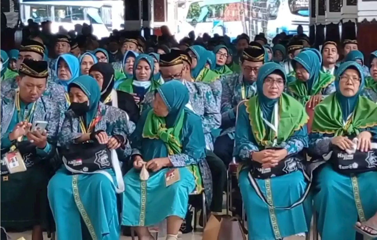 900 Calon Jemaah Haji Asal Sidoarjo Sudah Diberangkatkan