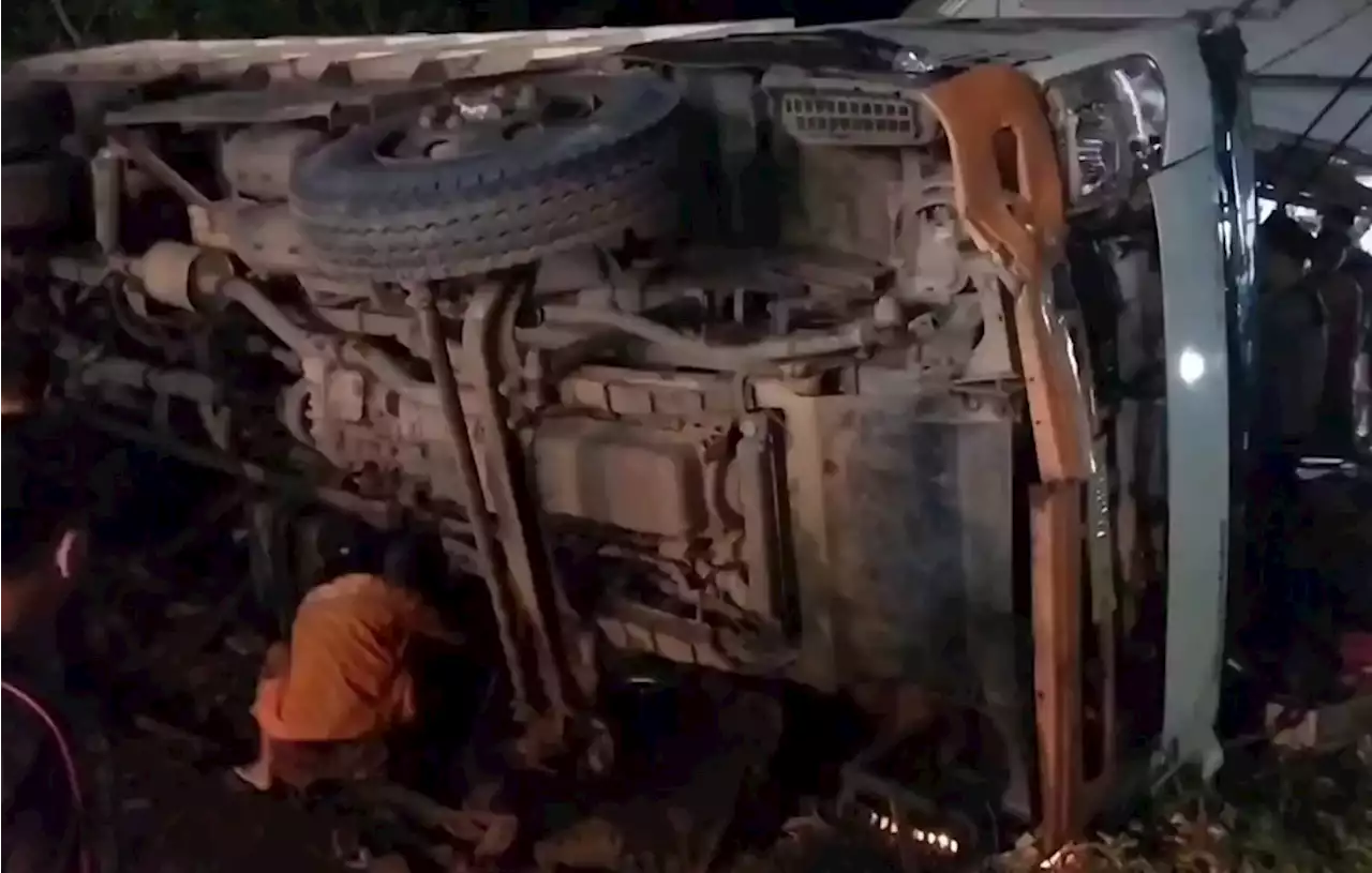 Truk Pengangkut Pasir Tabrak Warung di Depan RSUD Banten, 2 Orang Tewas