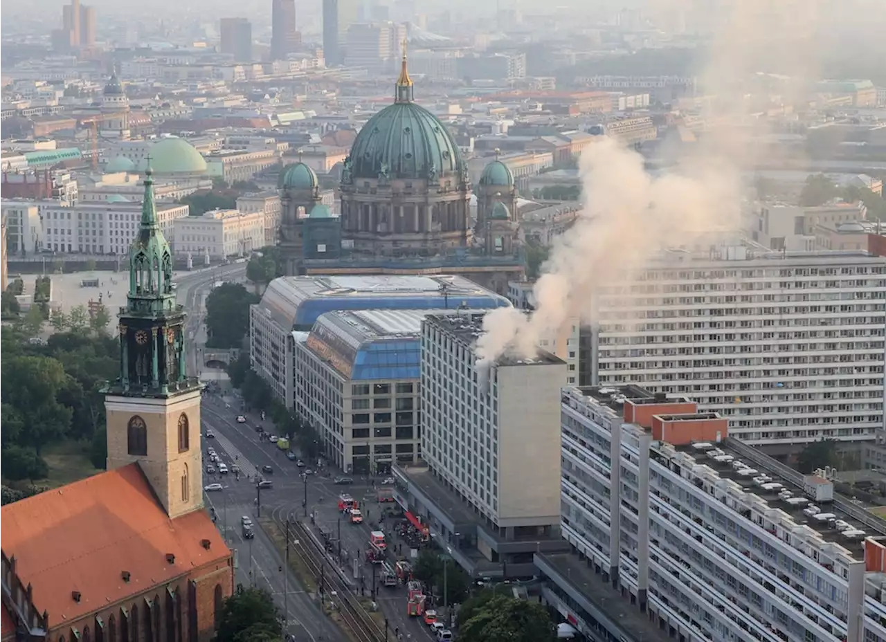 Rauchsäule über Berlin-Mitte: Sanitäter retten Mann aus brennendem Hochhaus