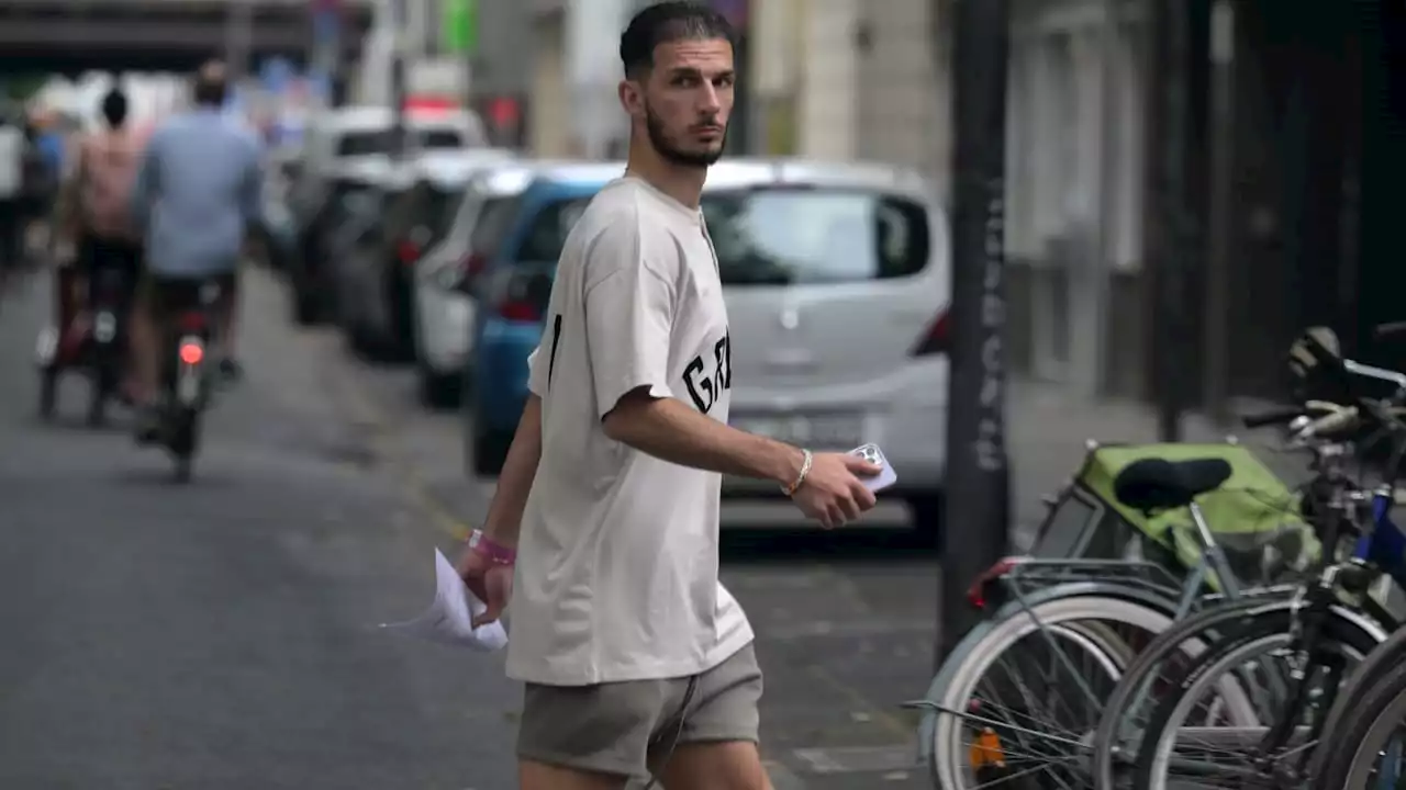 1. FC Köln: Erste Bilder in Köln: Leart Paqarada kann nach Verletzung schon wieder laufen