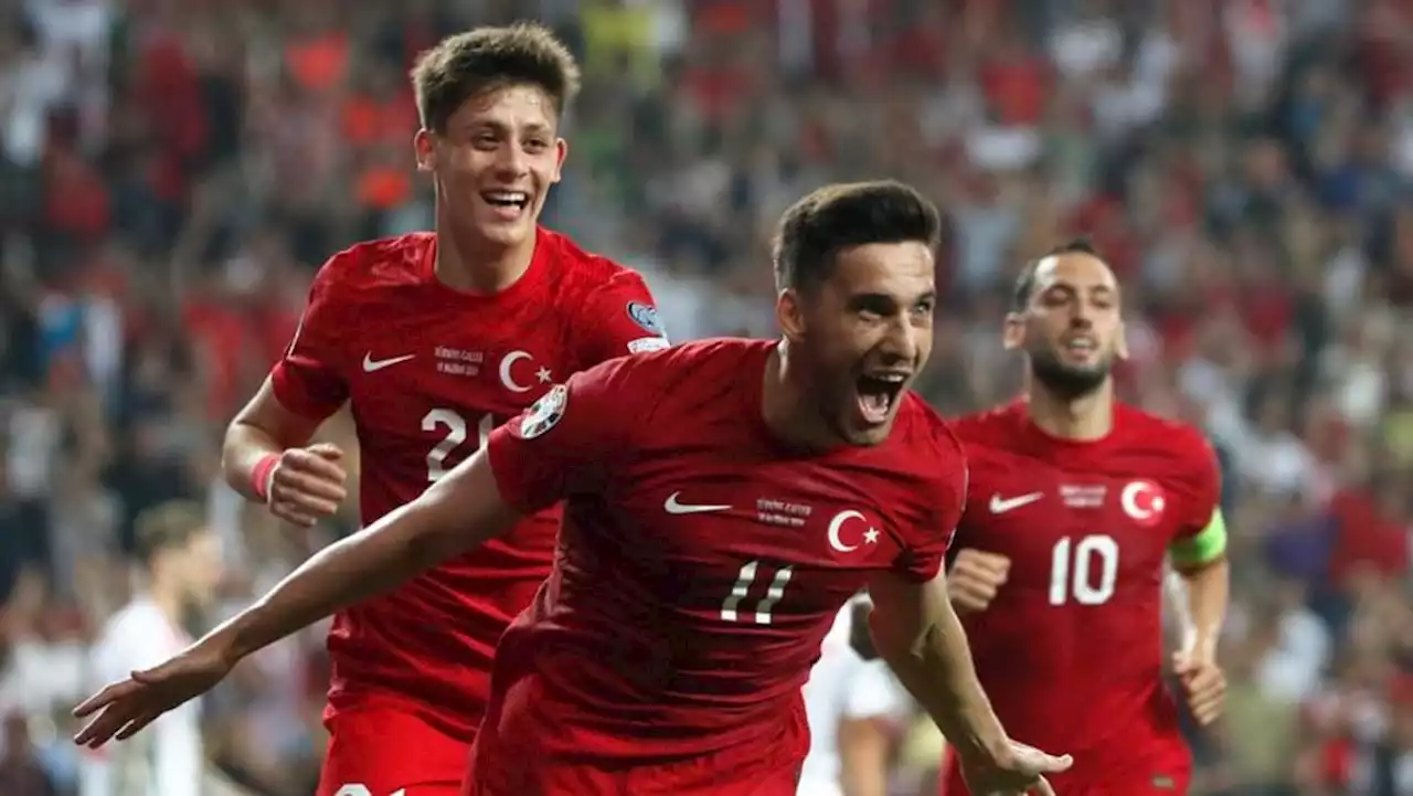 Turkey go top after beating 10-man Wales