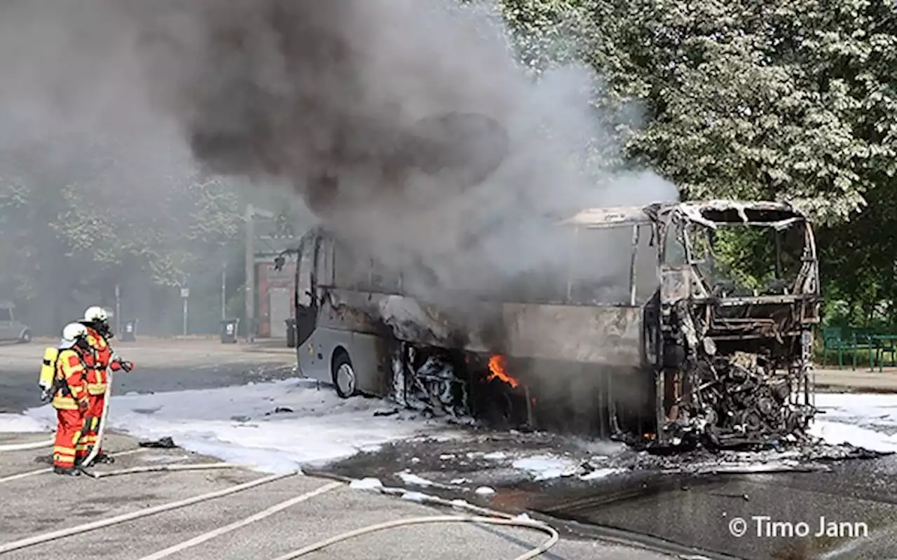 Brennt Reisebus auf Autobahn-Rastplatz