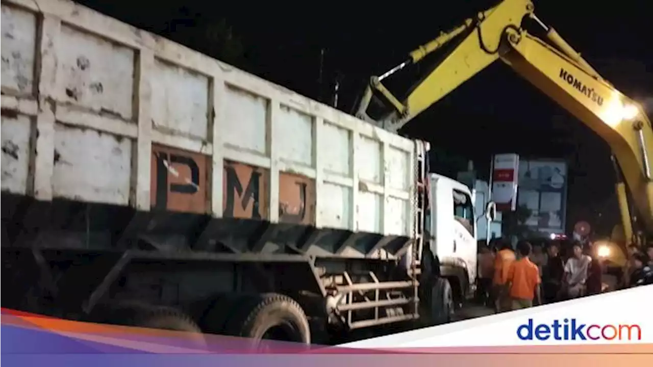 Dua Orang Tewas Akibat Dump Truck Muatan Tanah Terguling di Depan RSUD Banten